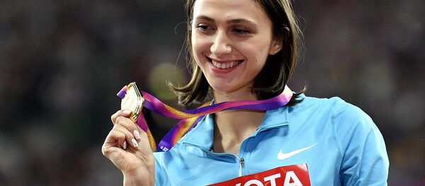 Women's high jump gold medalist Russia's Maria Lasitskene holds her medal on the podium at the World Athletics Championships in London Saturday, Aug. 12, 2017. - Sputnik International