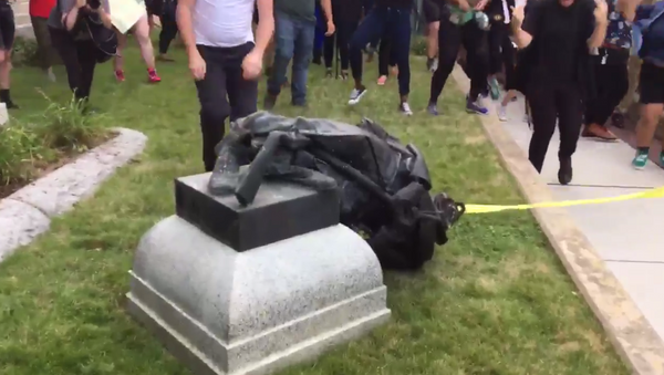 North Carolina Protesters Take Down Confederate Monument - Sputnik International