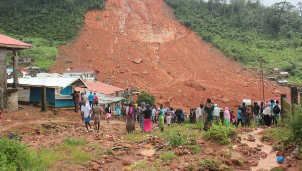 People inspect the damage after a mudslide in the mountain town of Regent, Sierra Leone August 14, 2017 - Sputnik International