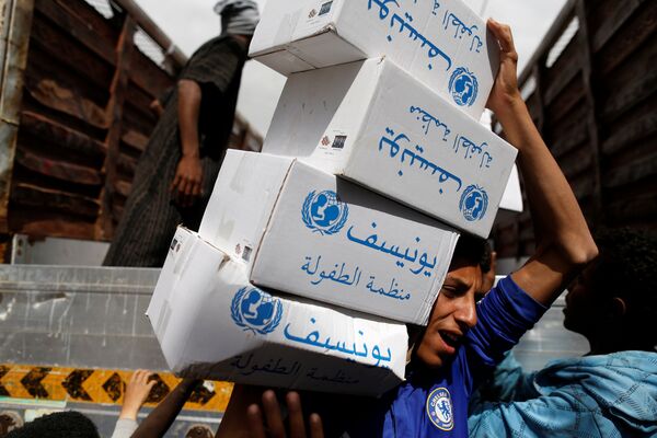 A volunteer carries hygiene kits provided by UNICEF, amid a cholera outbreak, in Sanaa, Yemen, May 24, 2017 A volunteer carries hygiene kits provided by UNICEF, amid a cholera outbreak, in Sanaa, Yemen, May 24, 2017 - Sputnik International