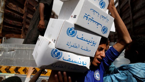 A volunteer carries hygiene kits provided by UNICEF, amid a cholera outbreak, in Sanaa, Yemen, May 24, 2017 - Sputnik International
