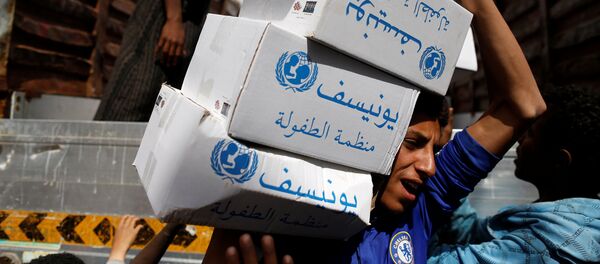 A volunteer carries hygiene kits provided by UNICEF, amid a cholera outbreak, in Sanaa, Yemen, May 24, 2017 A volunteer carries hygiene kits provided by UNICEF, amid a cholera outbreak, in Sanaa, Yemen, May 24, 2017 - Sputnik International