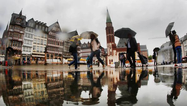 People with umbrellas walk on the Roemerberg square on a rainy day in Frankfurt, Germany, Thursday, Aug. 10, 2017 - Sputnik International