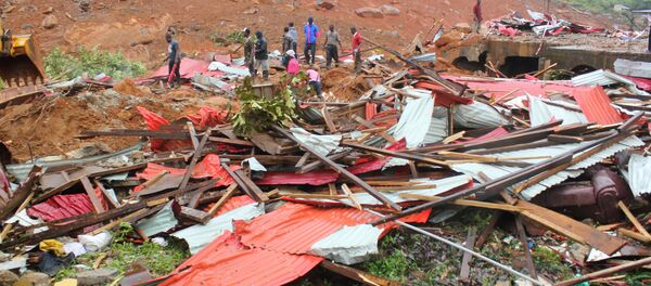 People inspect the damage after a mudslide in the mountain town of Regent, Sierra Leone August 14, 2017 - Sputnik International