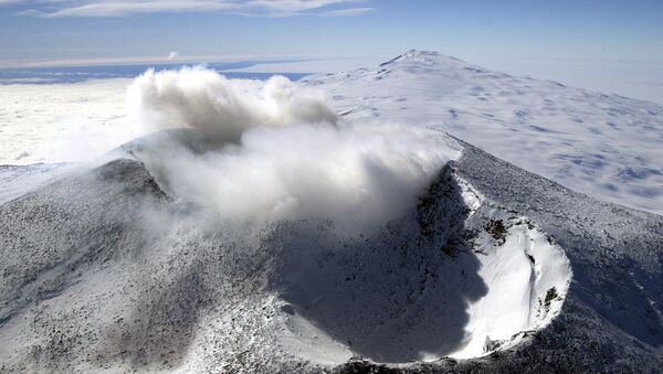 Aerial view of Mount Erebus craters in the foreground with Mount Terror in the background, Ross Island, Antarctica - Sputnik International