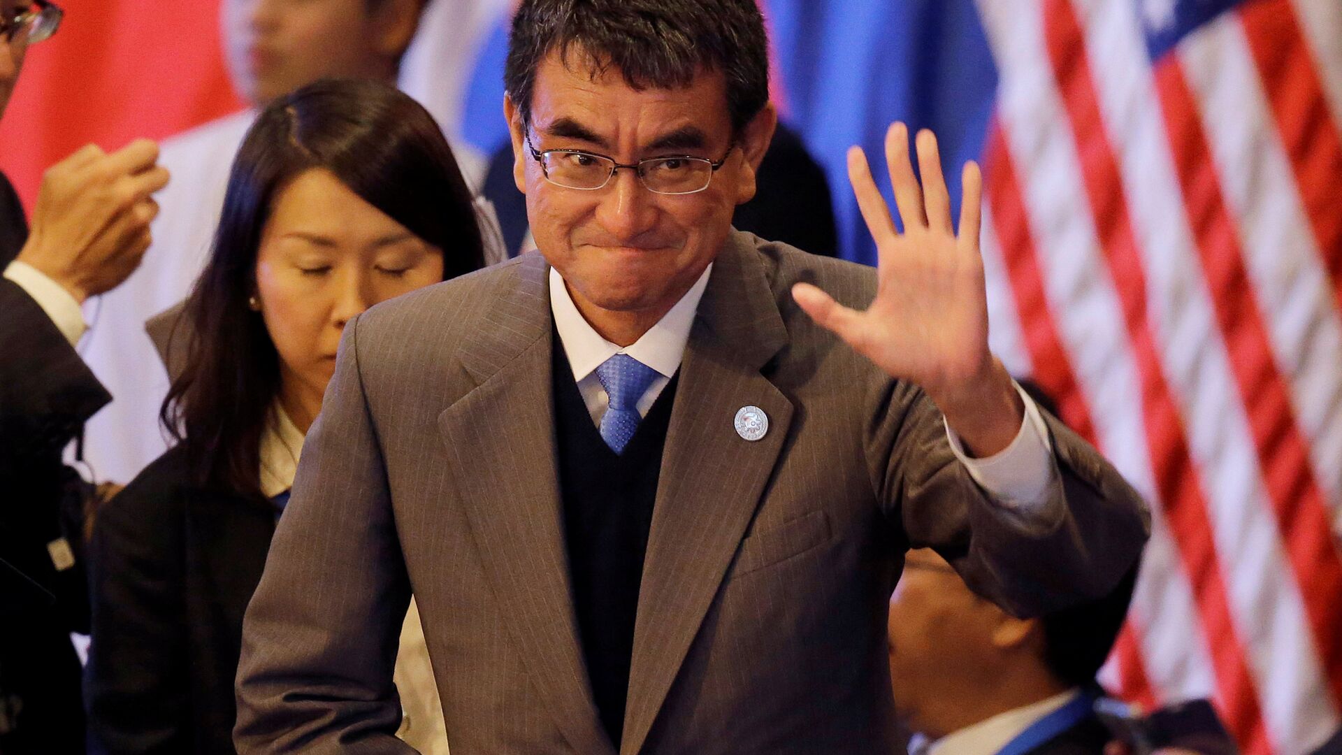 Japanese Foreign Minister Taro Kono waves at the start of the 7th East Asia Summit Foreign Ministers' Meeting and its dialogue partners as part of the 50th ASEAN Ministerial Meetings in Manila, Philippines August 7, 2017 - Sputnik International, 1920, 09.09.2021