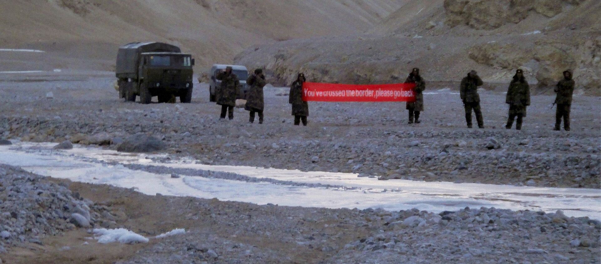 (File) In this May 5, 2013 file photo, Chinese troop hold a banner which reads, You've crossed the border, please go back, in Ladakh, India - Sputnik International, 1920, 28.01.2021
