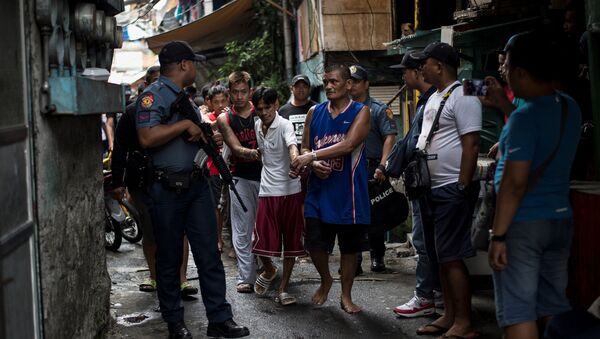Male residents are rounded up for verification after police officers conducted a large scale anti-drug raid at a slum community in Manila on July 20, 2017 - Sputnik International