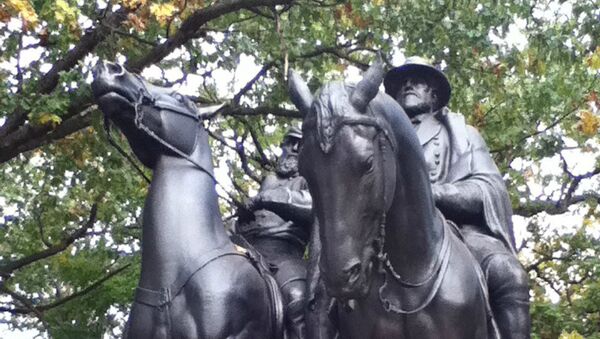 A front view of the Stonewall Jackson and Robert E Lee Monument in Charles Village, Baltimore - Sputnik International