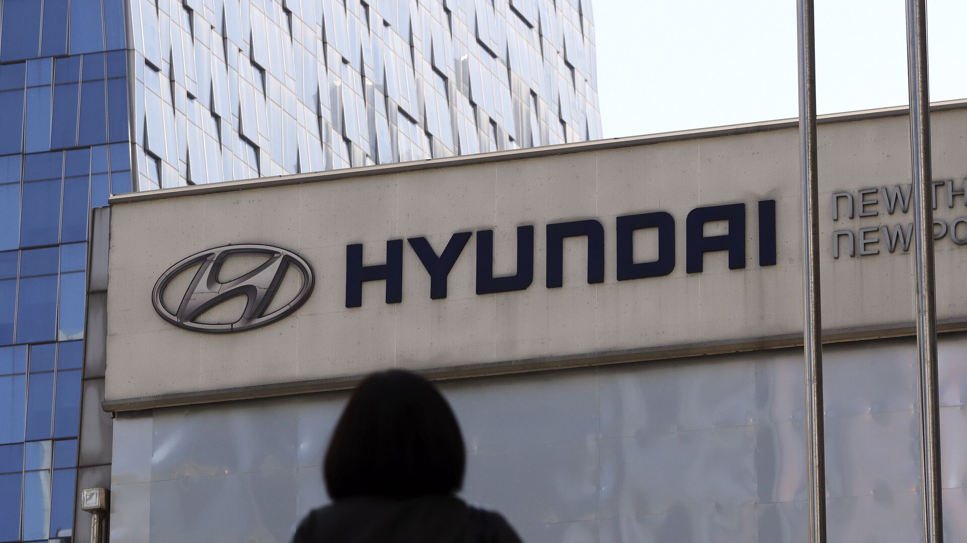 The logo of Hyundai Motor Co. is displayed at the automaker's showroom in Seoul, South Korea, Wednesday, April 26, 2017 - Sputnik International, 1920, 08.02.2021