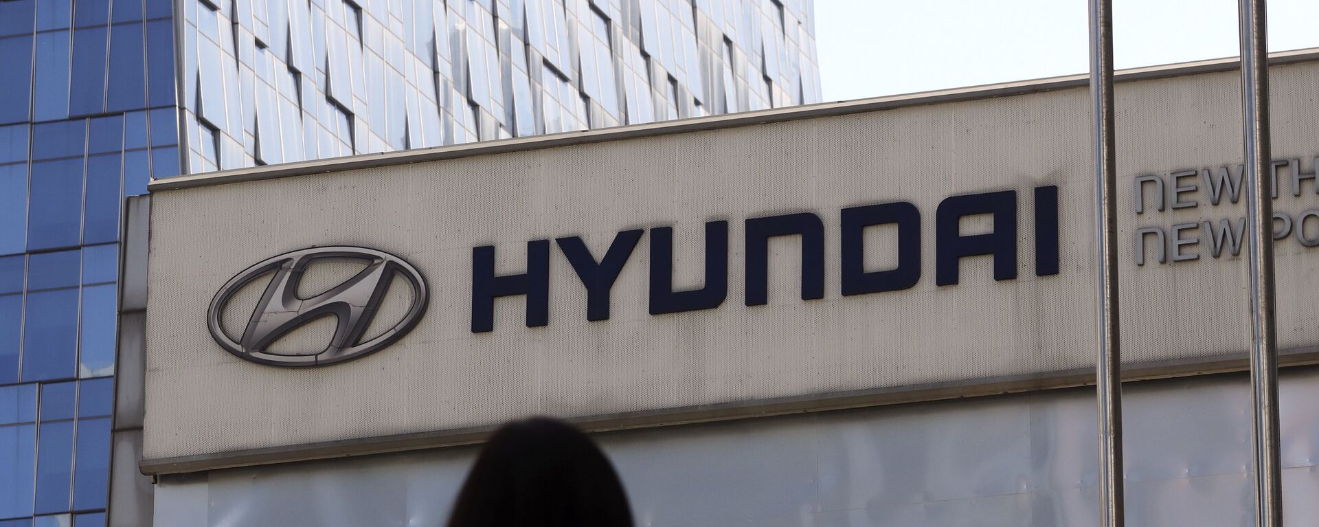 The logo of Hyundai Motor Co. is displayed at the automaker's showroom in Seoul, South Korea, Wednesday, April 26, 2017 - Sputnik International, 1920, 12.04.2021