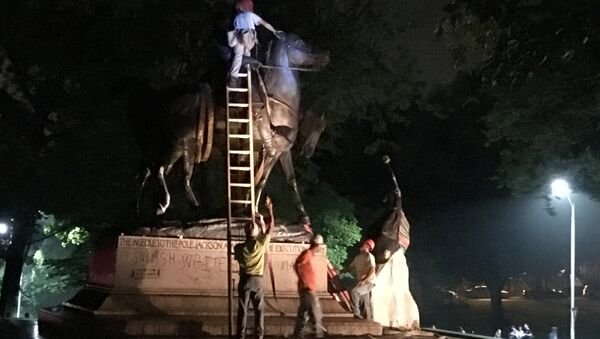 Workers remove the monuments to Confederate generals Robert E. Lee and Thomas Stonewall Jackson from Wyman Park in Baltimore - Sputnik International