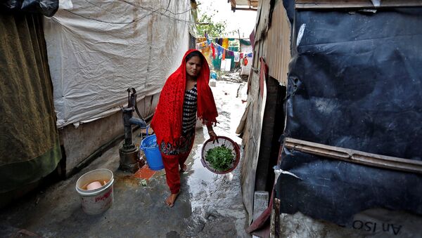 A woman from the Rohingya community carries vegetables in a camp in Delhi, August 17, 2017 - Sputnik International