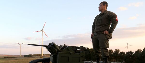 An Austrian soldier watches the border for illegally entering migrants (File) - Sputnik International