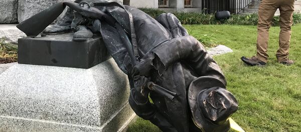 A Sheriff's deputy stands near the toppled statue of a Confederate soldier in front of the old Durham County Courthouse in Durham, North Carolina, U.S. August 14, 2017 - Sputnik International