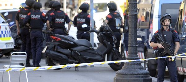 Armed policemen stand in a cordoned off area after a van ploughed into the crowd, injuring several persons on the Rambla in Barcelona on August 17, 2017 Armed policemen stand in a cordoned off area after a van ploughed into the crowd, injuring several persons on the Rambla in Barcelona on August 17, 2017 - Sputnik International