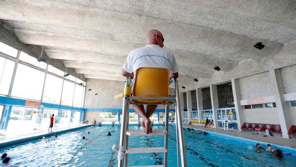 Lifeguard watches over swimmers - Sputnik International