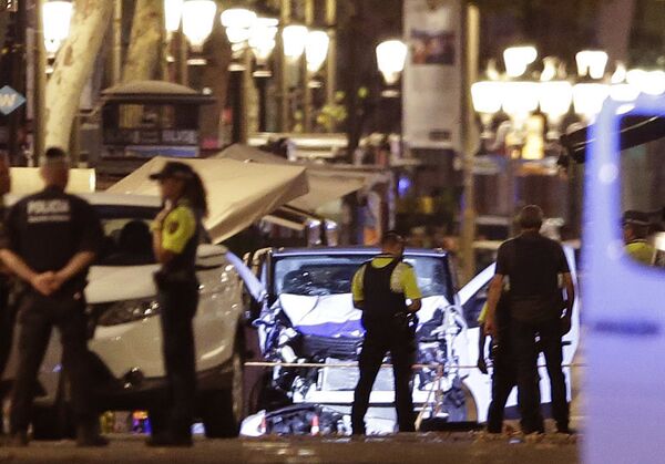 Police officers stand next to the van involved on an attack in Las Ramblas in Barcelona, Spain, Thursday, Aug. 17, 2017.  - Sputnik International