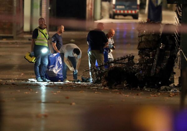 Forensic police officers search for clues near the area where a van crashed into pedestrians at Las Ramblas in Barcelona, Spain, August 18, 2017 Forensic police officers search for clues near the area where a van crashed into pedestrians at Las Ramblas in Barcelona, Spain, August 18, 2017 - Sputnik International