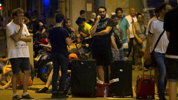 People wait to enter the area after a van crashed into pedestrians near the Las Ramblas avenue in central Barcelona, Spain August 17, 2017 - Sputnik International