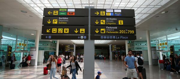 People walk under a sign at Barcelona-El Prat airport, Spain August 4, 2017 - Sputnik International