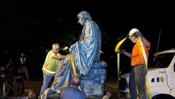 Workers strap down the monument dedicated to U.S. Supreme Court Chief Justice Roger Brooke Taney on a flatbed truck after it was removed from outside the Maryland State House in Annapolis, Md., early Friday, Aug. 18, 2017 - Sputnik International