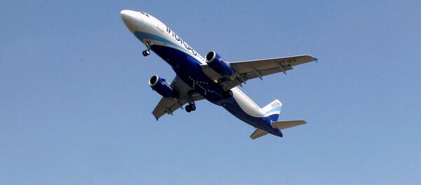 An IndiGo Airlines aircraft prepares to land as a man paddles his cycle rickshaw in Ahmedabad, India, October 26, 2015 - Sputnik International