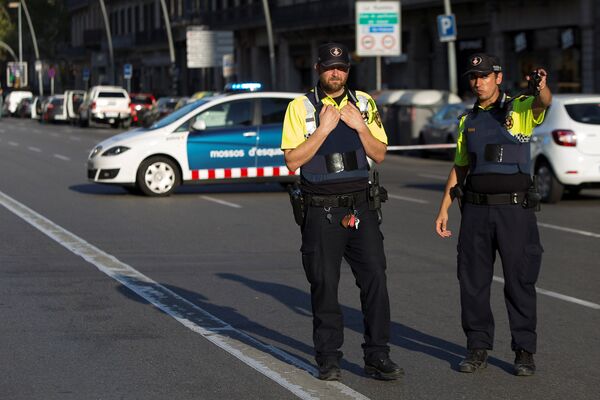 Police cordon off the area after a van crashed into pedestrians near the Las Ramblas avenue in central Barcelona, Spain August 17, 2017 - Sputnik International