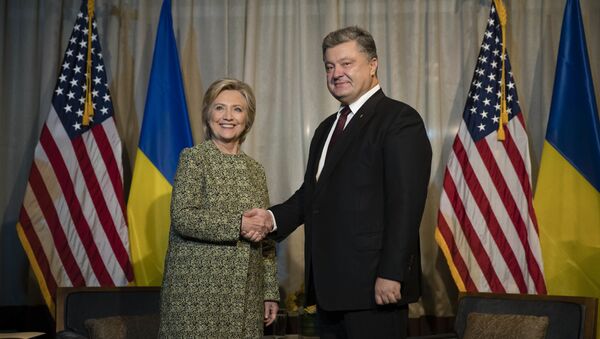 Democratic presidential candidate Hillary Clinton shakes hands with with Ukrainian President Petro Poroshenko in New York, Monday, Sept. 19, 2016. - Sputnik International