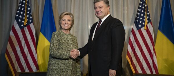 Democratic presidential candidate Hillary Clinton shakes hands with with Ukrainian President Petro Poroshenko in New York, Monday, Sept. 19, 2016. - Sputnik International