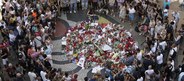 People gather at a memorial tribute of flowers, messages and candles to the victims on Barcelona's historic Las Ramblas promenade on the Joan Miro mosaic, embedded in the pavement where the van stopped after killing at least 13 people in Barcelona , Spain, Friday, Aug. 18, 2017 People gather at a memorial tribute of flowers, messages and candles to the victims on Barcelona's historic Las Ramblas promenade on the Joan Miro mosaic, embedded in the pavement where the van stopped after killing at least 13 people in Barcelona , Spain, Friday, Aug. 18, 2017 - Sputnik International