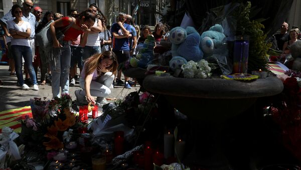 People react at an impromptu memorial a day after a van crashed into pedestrians at Las Ramblas in Barcelona, Spain August 18, 2017 - Sputnik International