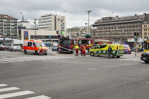 Rescue personnel cordon the place where several people were stabbed, at Turku Market Square, Finland August 18, 2017 - Sputnik International