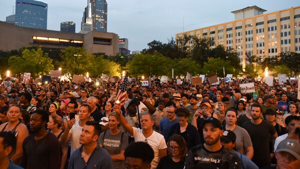 People attend a Dallas Against White Supremacy rally at City Hall Plaza in Dallas, Texas, U.S. August 19, 2017. - Sputnik International