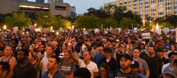 People attend a Dallas Against White Supremacy rally at City Hall Plaza in Dallas, Texas, U.S. August 19, 2017. People attend a Dallas Against White Supremacy rally at City Hall Plaza in Dallas, Texas, U.S. August 19, 2017. - Sputnik International