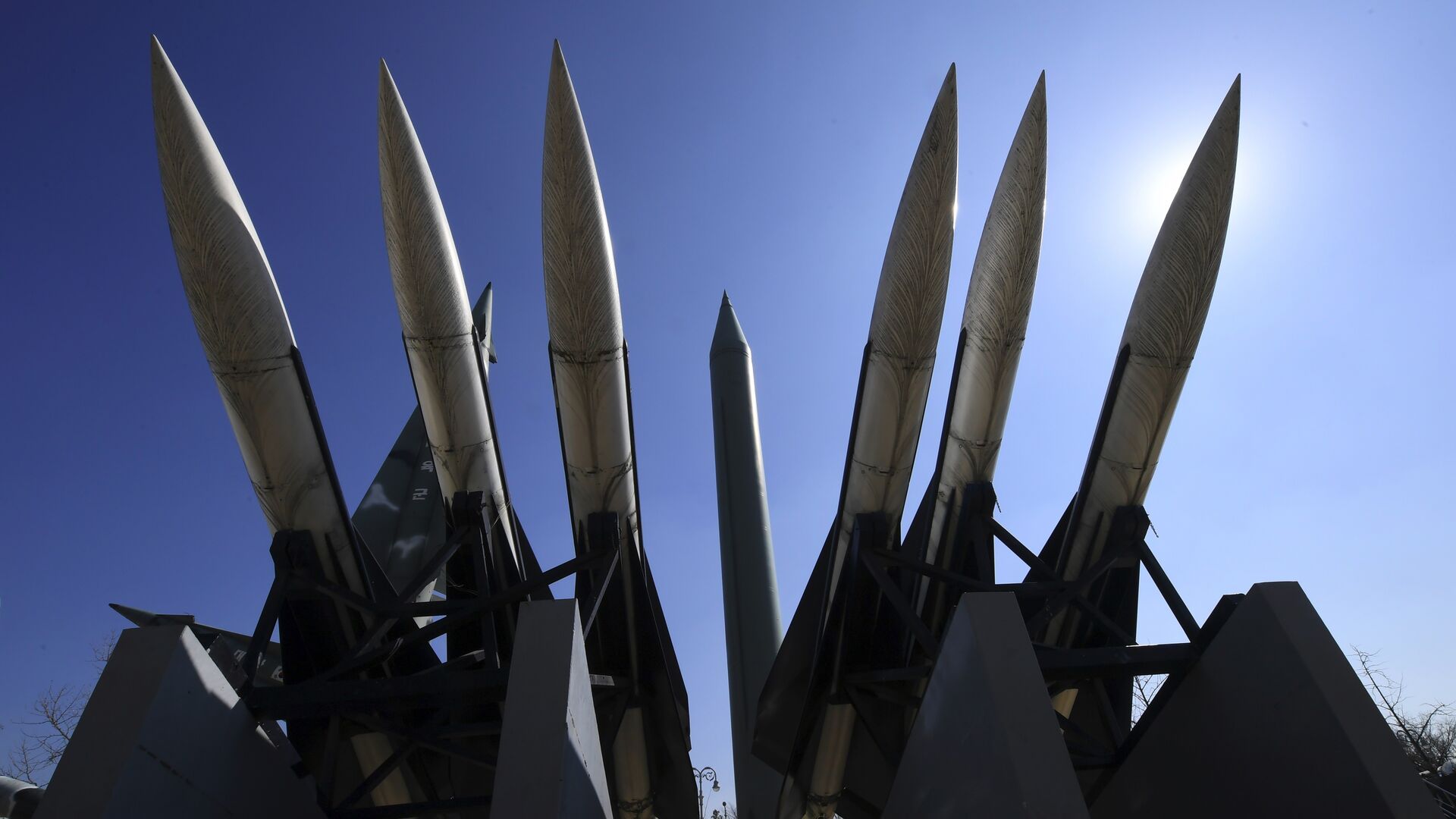 Replicas of a North Korean Scud-B missile (C) and South Korean Hawk surface-to-air missiles are displayed at the Korean War Memorial in Seoul on March 6, 2017. - Sputnik International, 1920, 29.12.2021