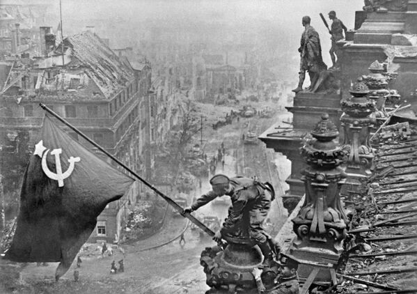 Victory Banner Over Reichstag, Marilyn and Nessi: Most Famous Photos of All Time - Sputnik International