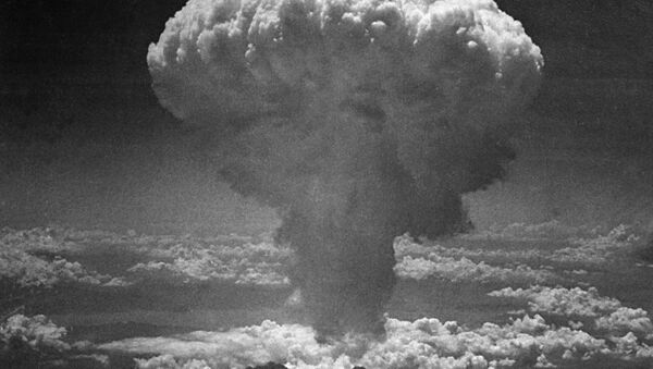 In this photo provided by the U.S. Air Force, a giant column of dark smoke rises more than 20,000 feet into the air, after the second atomic bomb ever used in warfare explodes over the Japanese port and town of Nagasaki, on August 9, 1945. - Sputnik International