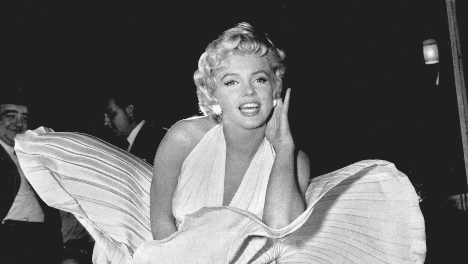 Marilyn Monroe poses over the updraft of New York subway grating while in character for the filming of The Seven Year Itch in Manhattan on 15 September 1954 - Sputnik International, 1920, 04.07.2021