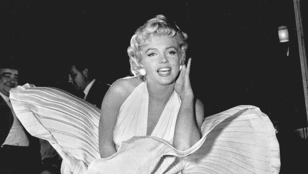 Marilyn Monroe poses over the updraft of New York subway grating while in character for the filming of The Seven Year Itch in Manhattan on 15 September 1954 - Sputnik International