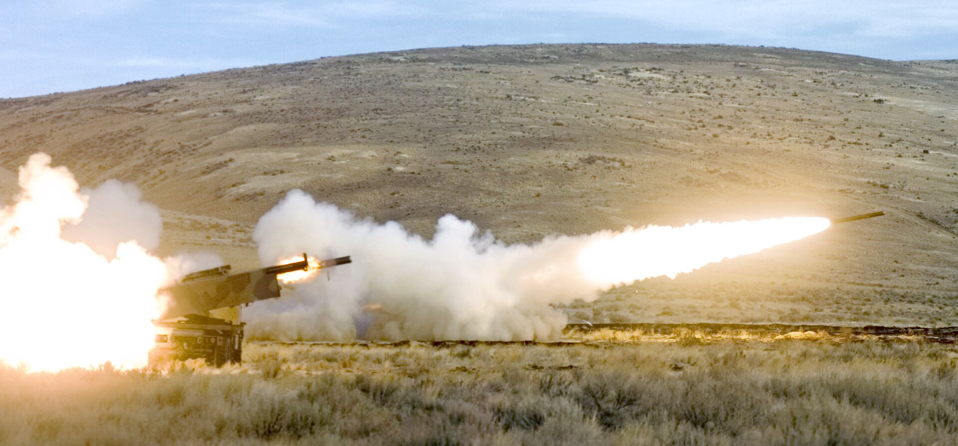 Members of the 17th Fires Brigade from Ft. Lewis fire two High Mobility Artillery Rocket System (HIMARS) rockets simultaneously in a training exercise at Yakima Training Center Nov. 1, 2007 in Yakima, Wash. - Sputnik International, 1920, 01.06.2022