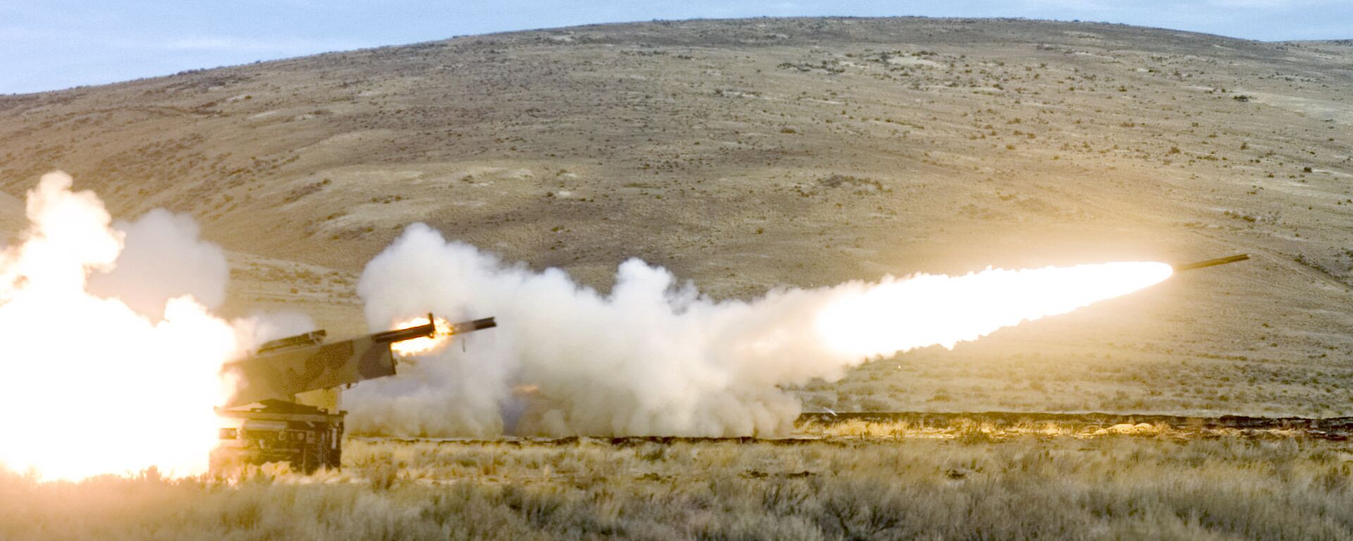 Members of the 17th Fires Brigade from Ft. Lewis fire two High Mobility Artillery Rocket System (HIMARS) rockets simultaneously in a training exercise at Yakima Training Center Nov. 1, 2007 in Yakima, Wash. - Sputnik International, 1920, 01.06.2022