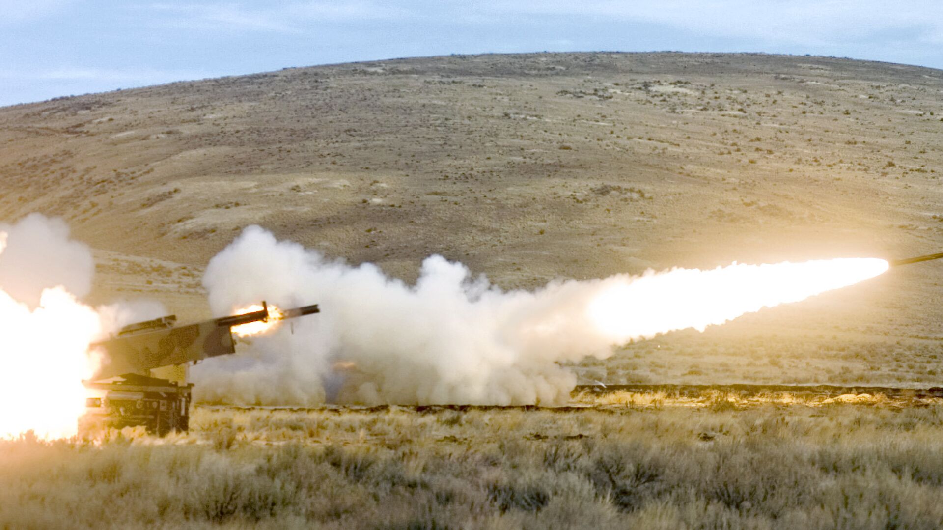 Members of the 17th Fires Brigade from Ft. Lewis fire two High Mobility Artillery Rocket System (HIMARS) rockets simultaneously in a training exercise at Yakima Training Center Nov. 1, 2007 in Yakima, Wash. - Sputnik International, 1920, 03.06.2022