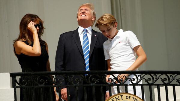 US President Donald Trump with wife Melania and son watching the eclipse at the White House - Sputnik International
