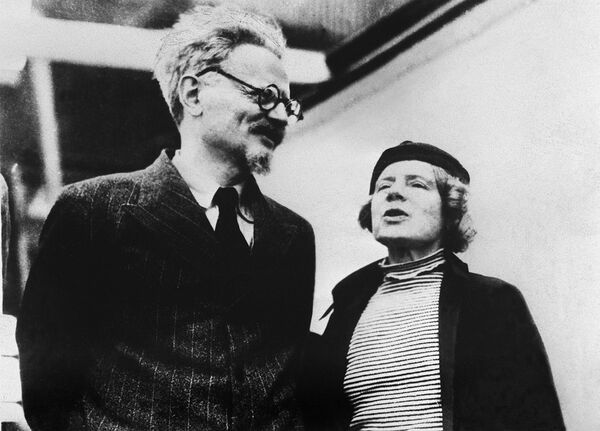 Leon Trotsky and his wife Natalia Sedova in Mexico. (File) - Sputnik International