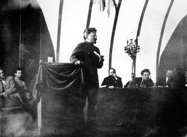 Leon Trotsky sings and addresses a huge assemblage during the sessions of the Third International, also known as The Communist International/Comintern, in Moscow in Dec. 1921. (File) - Sputnik International