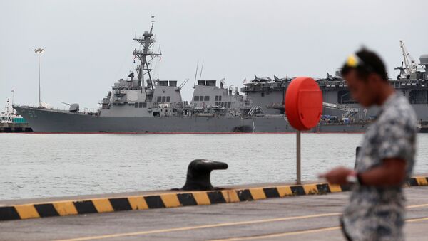 The damaged USS John McCain and the USS America are docked at Changi Naval Base in Singapore August 22, 2017 - Sputnik International