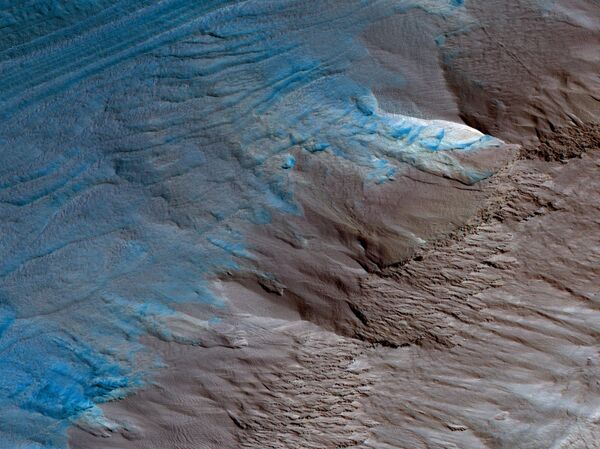 This image, an oblique view from NASA's Mars Reconnaissance Orbiter of the sloping edge of the stack of icy layers over the South Pole - Sputnik International