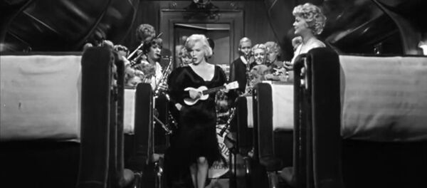 Marilyn Monroe and Tony Curtis in a promotional image for Some Like it Hot (1959) Marilyn Monroe and Tony Curtis in a promotional image for Some Like it Hot (1959) - Sputnik International