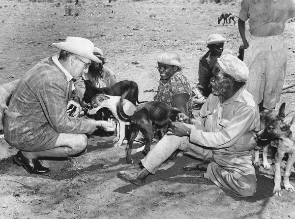 A West Australian government expedition, led by J.J. Brady, Minister for Police and Native Welfare, is pictured in a remote area of the country to investigate the living conditions of the aborigines in the arid Warburton range, April 2, 1957.  - Sputnik International